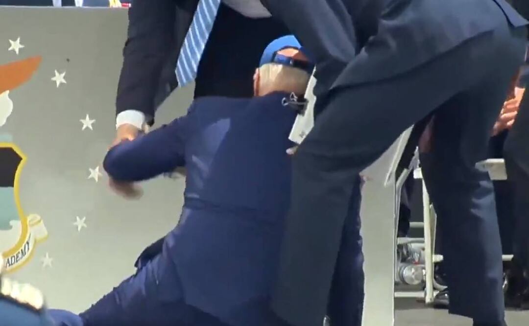 Biden, de 80 años, tropezó con un saco de arena y cayó después de entregar un último diploma a un elemento. Foto: Tomada de video @jacobkschneider