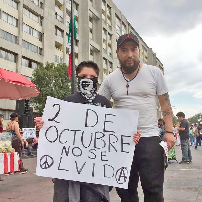 Santiago y su padre acudieron a la Plaza de las Tres Culturas para conmemorar el 2 de octubre. (PERLA MIRANDA. EL UNIVERSAL)