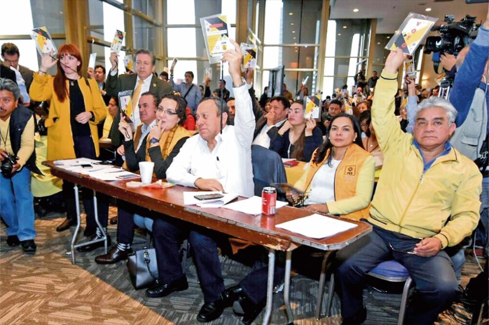 Entre los candidatos a senadores plurinominales que aparecen en las listas aprobadas se encuentra el nombre de Jesús Zambrano (centro). (TWITTER)