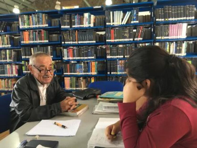 A sus 75 años, “El Profe” encontró la pasión de enseñar matemáticas a universitarios