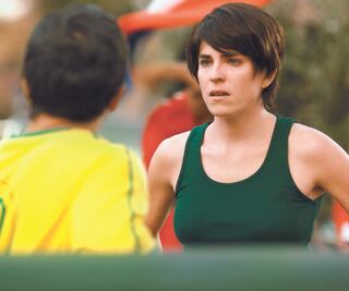 Karla Souza muestra el lado oscuro del futbol