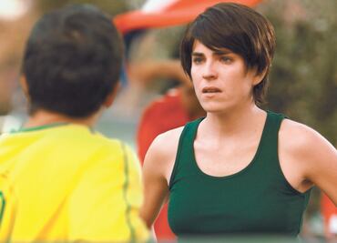 Karla Souza muestra el lado oscuro del futbol