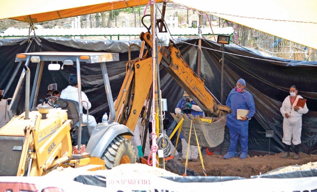 Peritos forenses trabajan en la exhumación de restos de la fosa clandestina de Tetelcingo, donde familiares de presuntas víctimas supervisan labores (CIUDADANOS MX)