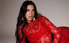 Dua Lipa rinde homenaje a Selena en su último concierto de su gira Optimism Radical; canta "Amor prohibido"