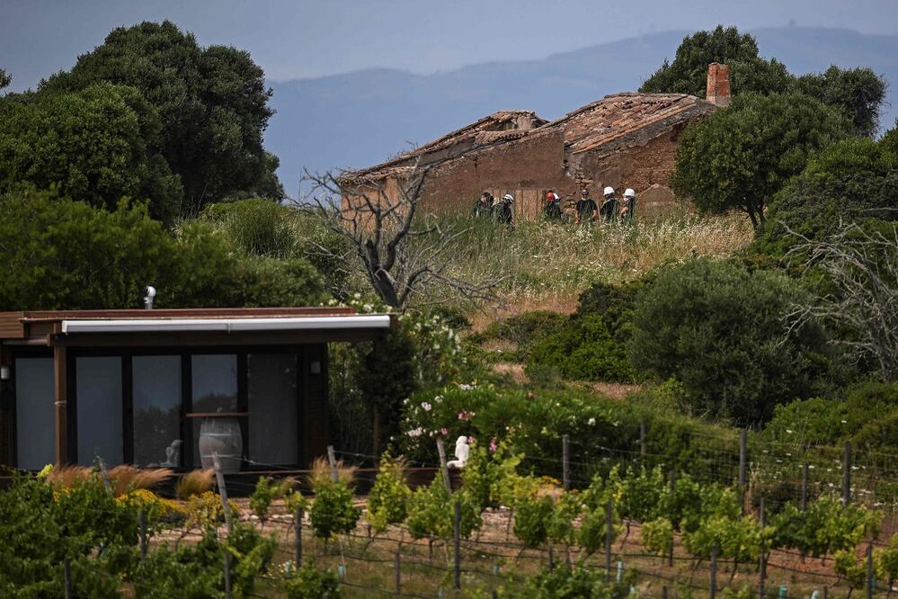 Investigadores criminales realizan una búsqueda en la zona cercana a donde desapareció Madeleine McCann, en Algarve, Portugal, hace 18 años. FOTO: PATRICIA DE MELO MOREIRA / AFP