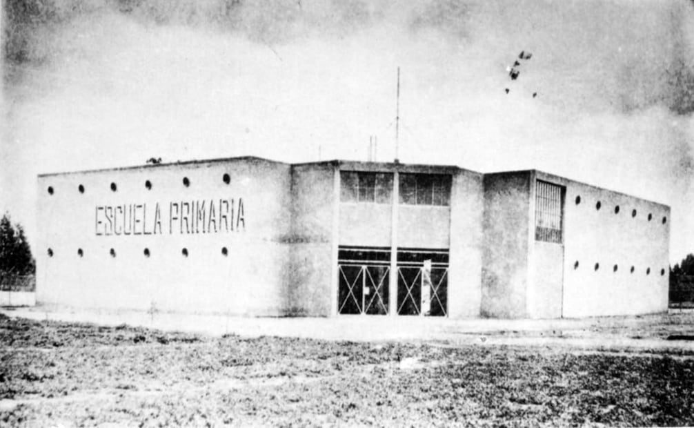Primaria de la colonia Argentina en 1932. Además de que tenía ocho salones y departamento médico, el pintor Máximo Pacheco pintó un mural en esta escuela, por invitación de O'Gorman. Colección Villasana.