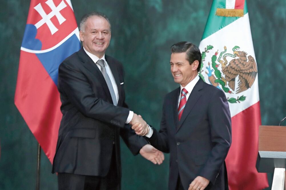 Los presidentes Andrej Kiska y Enrique Peña Nieto revisaron los principales logros y beneficios de la relación entre México y Eslovaquia. (LUCÍA GODÍNEZ. EL UNIVERSAL)