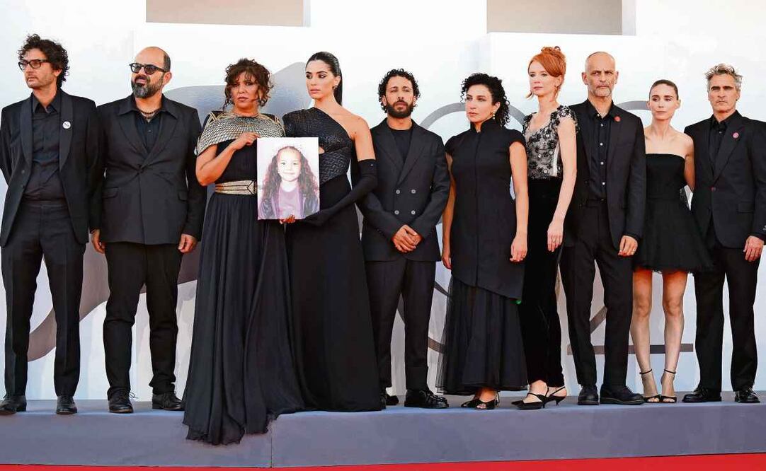 Amer Hlehel, la directora Kaouther Ben Hania sosteniendo la foto de Hind Rajab; Saja Kilani, Motaz Malhees y Clara Khoury, junto a otros invitados, así como los actores Rooney Mara y Joaquin Phoenix. Foto: EFE y AFP