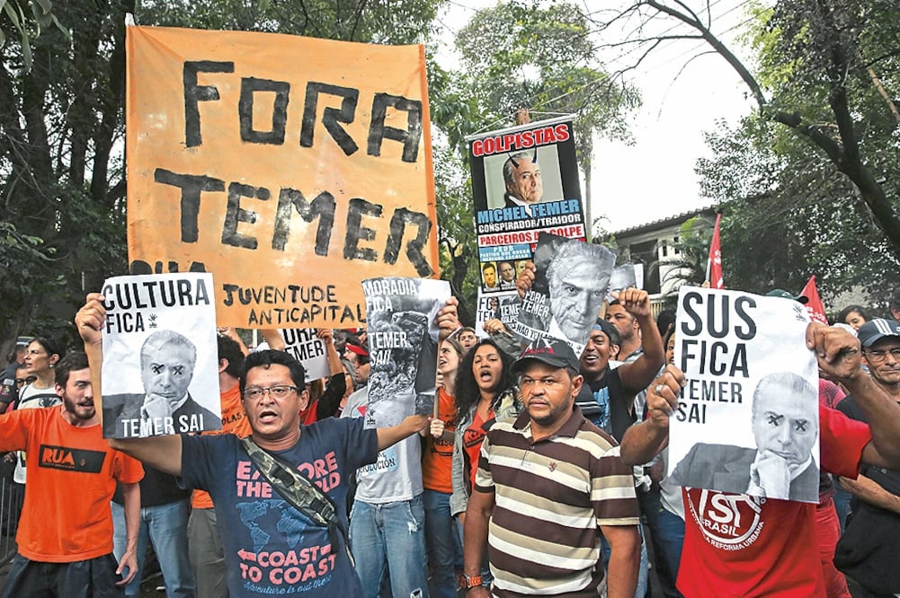 Militantes del Movimiento de los Trabajadores Sin Techo protestaron ayer en Sao Paulo contra el mandatario interino brasileño, Michel Temer (SEBASTIO MOREIRA. EFE)
