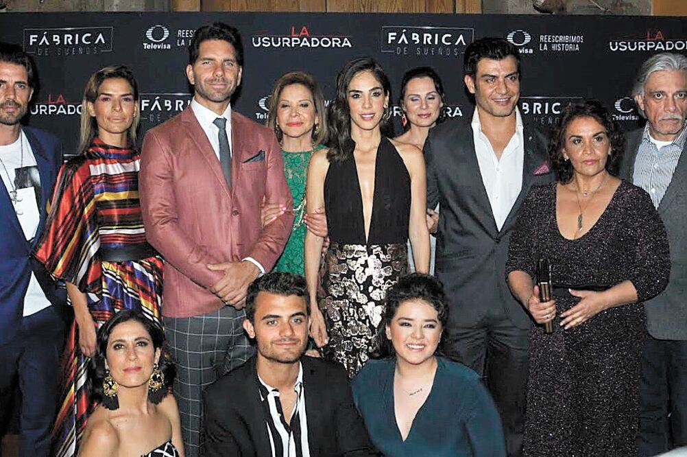 El elenco de la telenovela con la productora, en la presentación. Foto: BERENICE FRAGOSO. EL UNIVERSAL