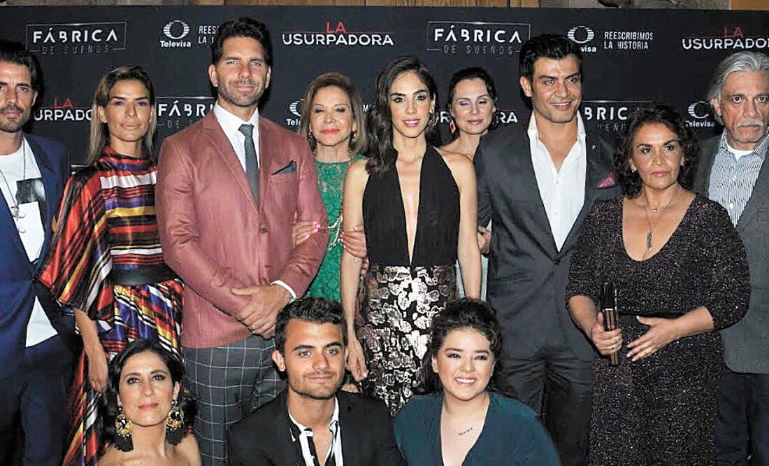 El elenco de la telenovela con la productora, en la presentación. Foto: BERENICE FRAGOSO. EL UNIVERSAL