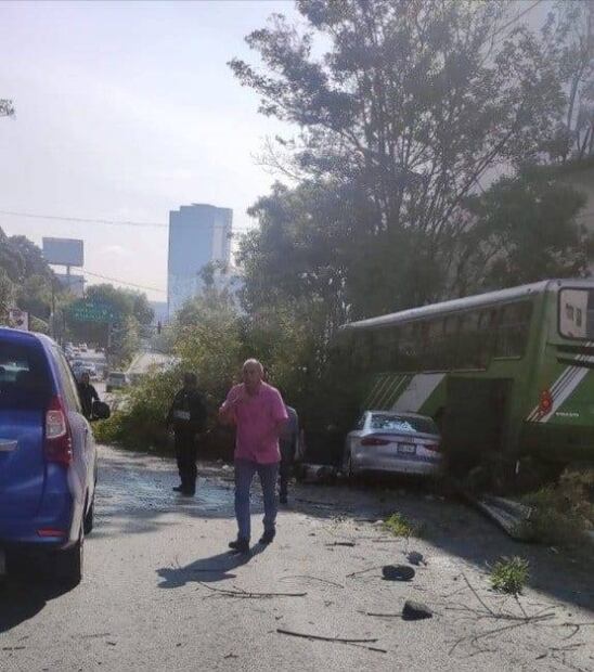 Fallan frenos de camión de pasajeros y se impacta contra varios vehículos en Cuajimalpa; hay un muerto  