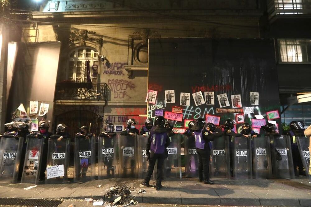 Tras el derribo de la muralla, elementos de la policía resguardaron el inmueble. Foto: Valente Rosas