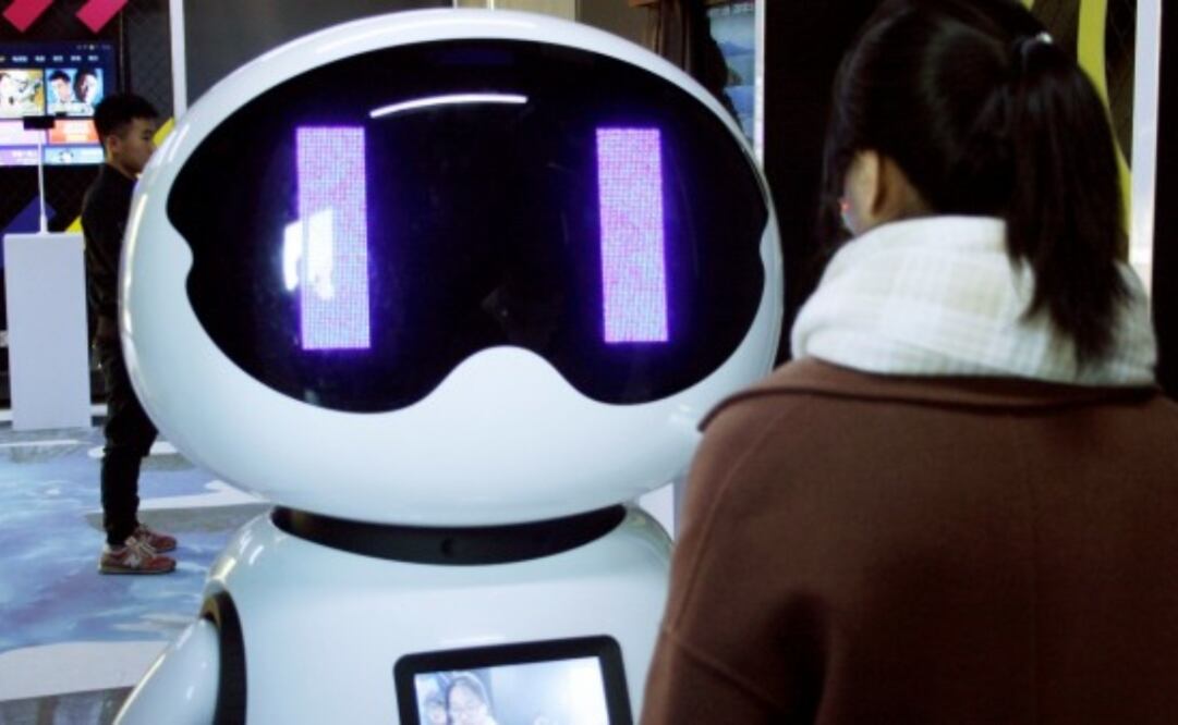 Al entrar en el parque sorprende ver cómo un pequeño autobús, más alto que largo, cruza sin pasajeros en su interior y a muy baja velocidad por delante de una marquesina donde esperan los visitantes