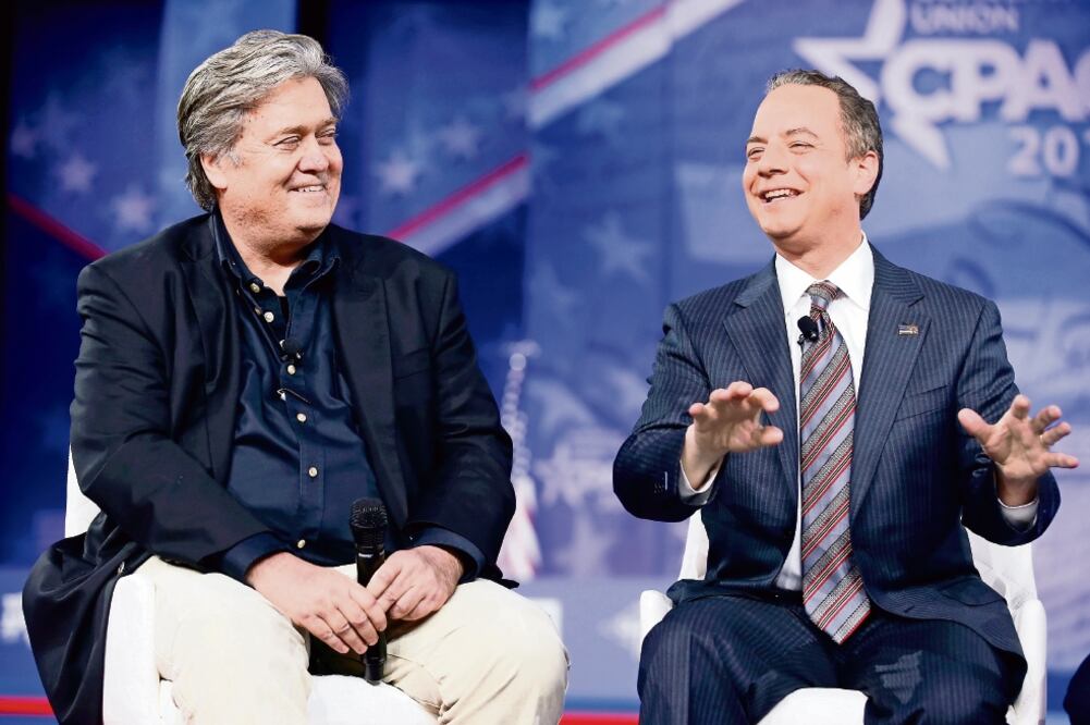 Stephen Bannon, jefe de estrategia de la Casa Blanca (izq.) y Reince Priebus, jefe de gabinete, en la conferencia de conservadores, ayer (JOSHUA ROBERTS. REUTERS)