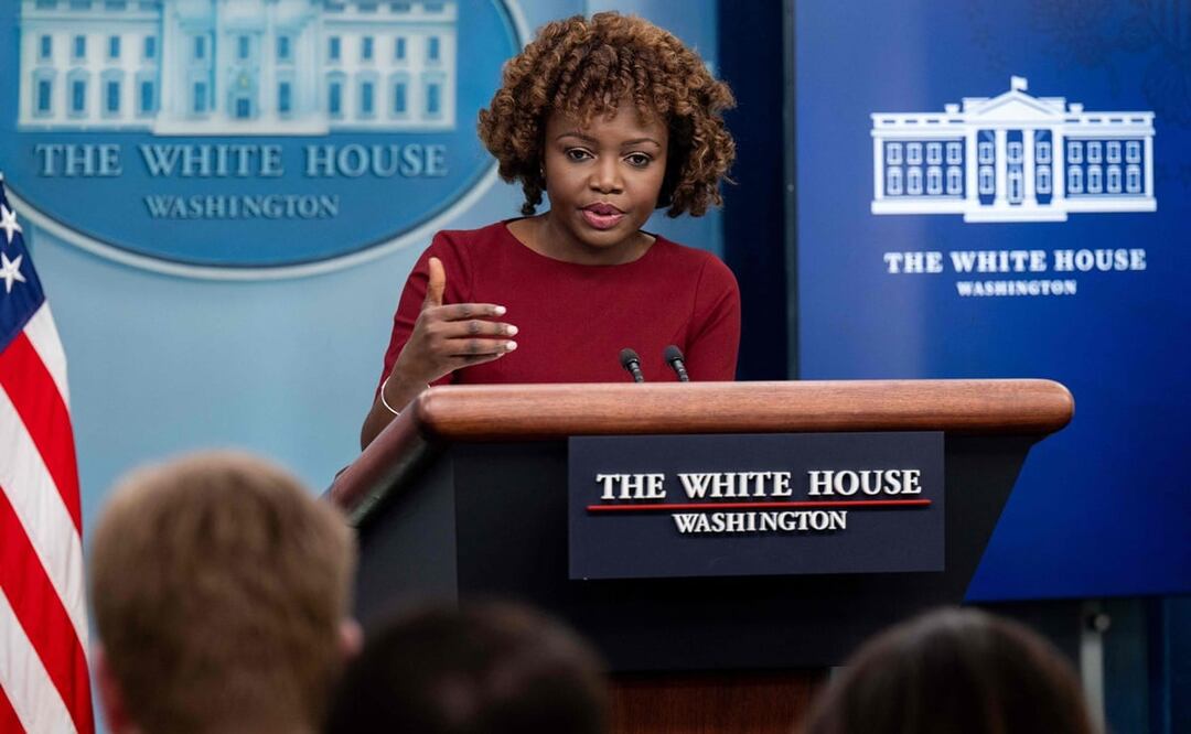 La secretaria de prensa de la Casa Blanca, Karine Jean-Pierre, habla durante la sesión informativa diaria en la Sala de conferencias de prensa. Foto: AFP