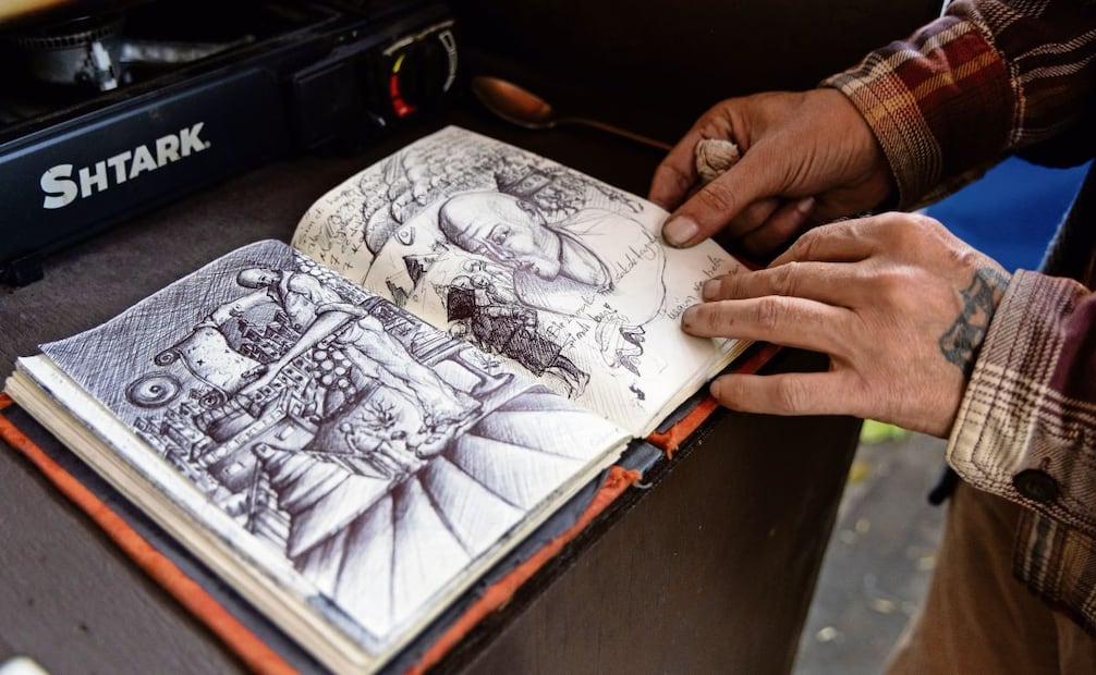 Adil es también un artista kurdo que
aprendió a dibujar en Estambul. Foto Hugo Salvador/El Universal