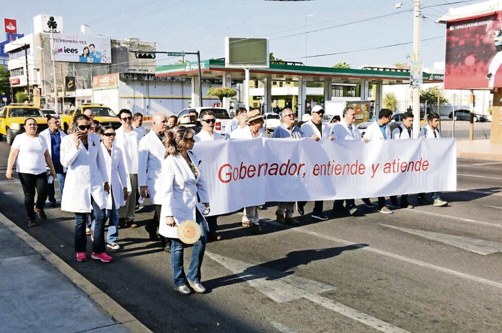 Médicos marcharon ayer en Culiacán, Los Mochis y Mazatlán, para exigir el esclarecimiento del asesinato del director del hospital del ISSSTE, Miguel Camacho. (JAVIER CABRERA. EL UNIVERSAL)