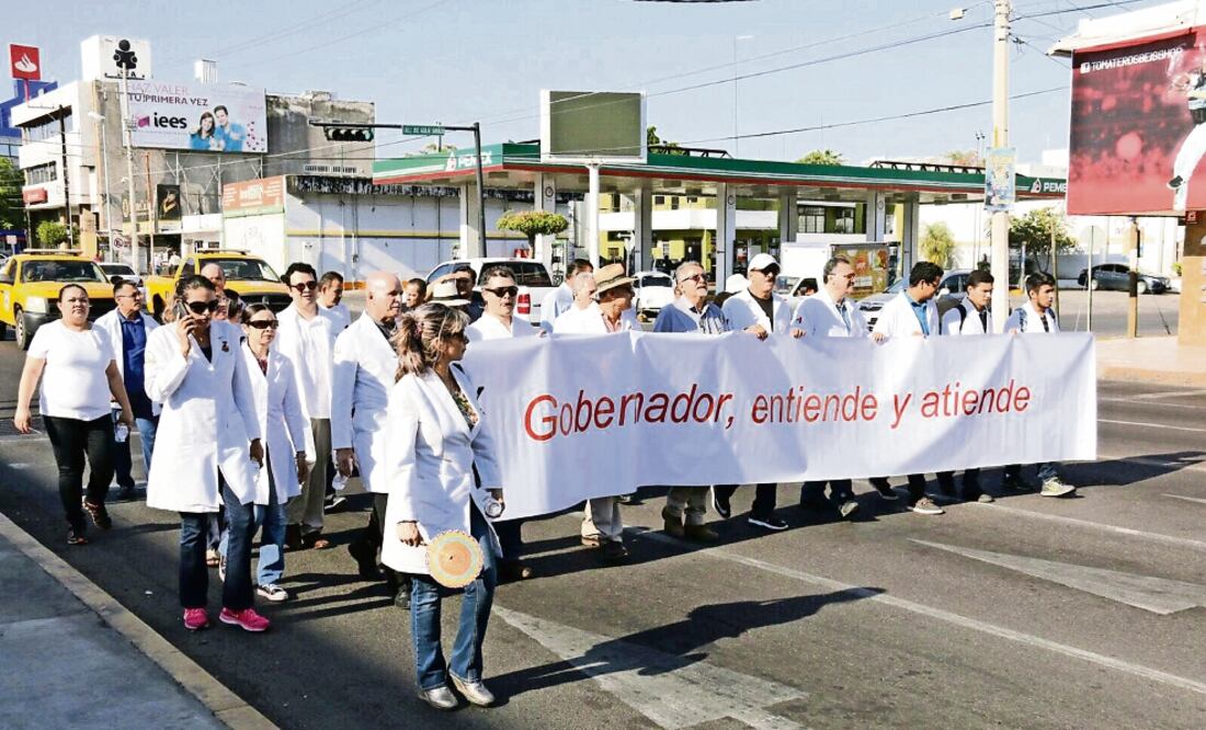 Médicos marcharon ayer en Culiacán, Los Mochis y Mazatlán, para exigir el esclarecimiento del asesinato del director del hospital del ISSSTE, Miguel Camacho. (JAVIER CABRERA. EL UNIVERSAL)