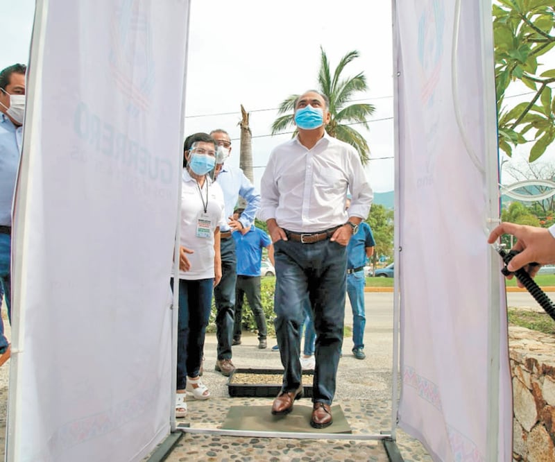 El gobernador Héctor Astudillo destacó las acciones implementadas, como las cabinas instaladas en los ingresos a las playas para sanitizar a las personas. Foto: Especial