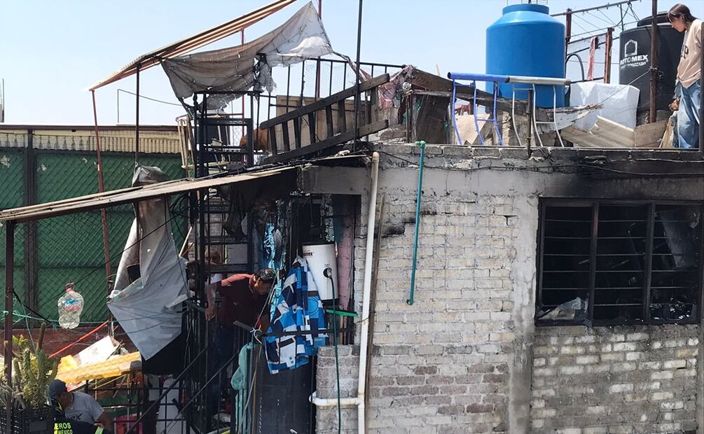 Servicios de emergencia laboran para sofocar un incendio en privada de Amuzac en la colonia San Andrés Tetepilco alcaldía Iztapalapa. Foto: Juan Carlos Williams