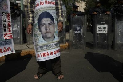 Anuncian padres de los 43 plantón en Segob