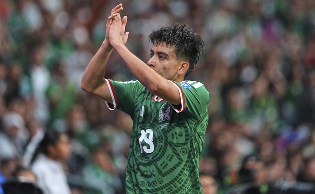 Gilberto Mora recibe ovación en avión por el Mundial 2026 / Foto: Imago7