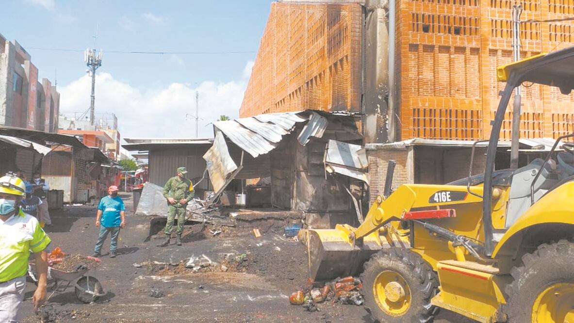 Una vez sofocado el incendio, personal de limpieza y obras públicas del gobierno municipal, apoyado con maquinaria pesada y camiones de volteo, comenzó a retirar los escombros. Foto: Cortesía.