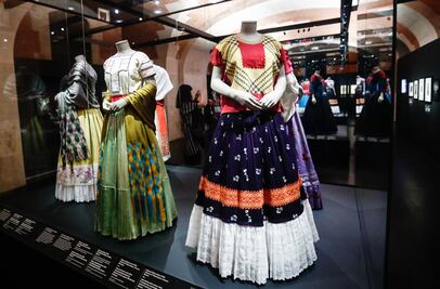 Museo de la Moda de París reconoce a Frida Kahlo por utilizar la moda para autoconstruirse