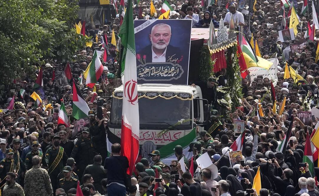 Los iraníes siguen a un camión, en el centro, que transporta los ataúdes del líder de Hamás, Ismail Haniyeh. Foto: AP