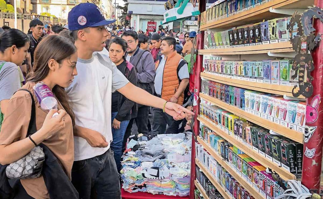 La venta de vapeadores se realiza sin ninguna restricción en tiendas de conveniencia, cafeterías y puestos ambulantes. (16/04/2025) Foto: Diego Simón Sánchez | El Universal
