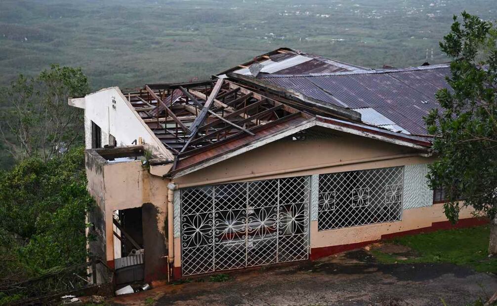 Una casa con el techo dañado se observa tras el paso del huracán Melissa en Manchester, Jamaica, el 28 de octubre de 2025. Foto: AFP