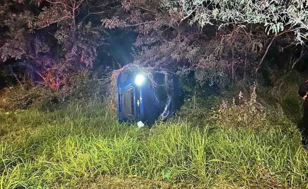 El auto involucrado terminó volcado a un costado de la carretera (29/12/2025). Foto: Especial