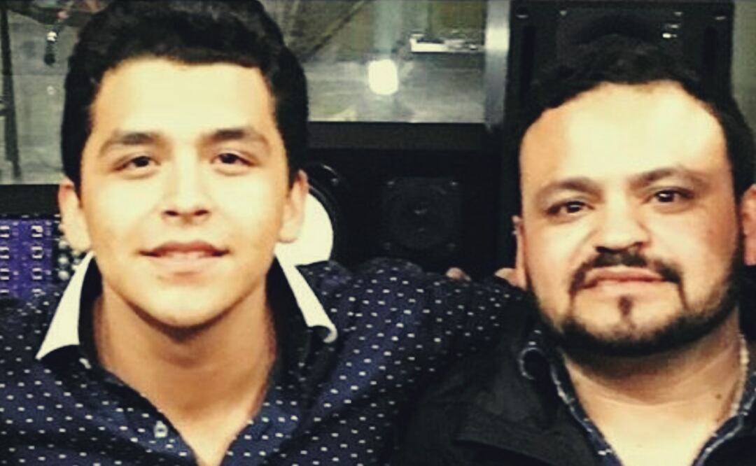 Christian Nodal con su padre Jaime González a inicios de su carrera musical.