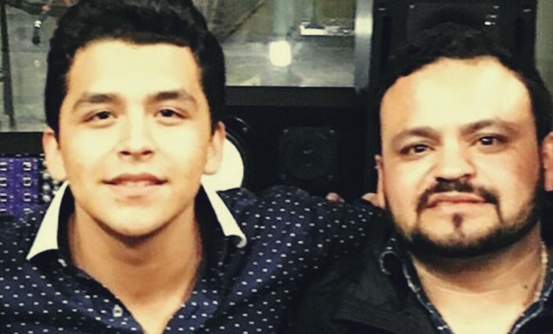 Christian Nodal con su padre Jaime González a inicios de su carrera musical.