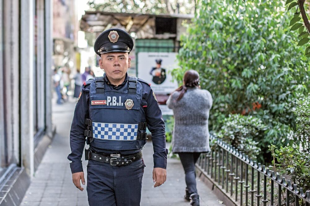 El pasado domingo, Sergio Ángeles devolvió una bolsa con 42 mil pesos a su propietaria. Este acto ha tenido resonancia en la corporación policiaca (ARCHIVO EL UNIVERSAL)