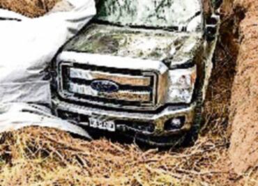 Aseguran camionetas semienterradas