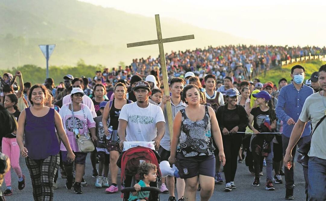 Indocumentados al dejar Huixtla, Chiapas, rumbo a la frontera norte en su camino a Estados Unidos, el pasado 27 de octubre. Foto: Archivo AP.