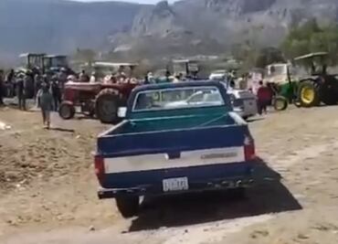 Campesinos bloquean la carretera Actopan-Pachuca; exigen reparto de agua de riego