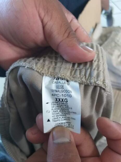 Reparten a policías de Migración pantalones... ¡triple extra grande!