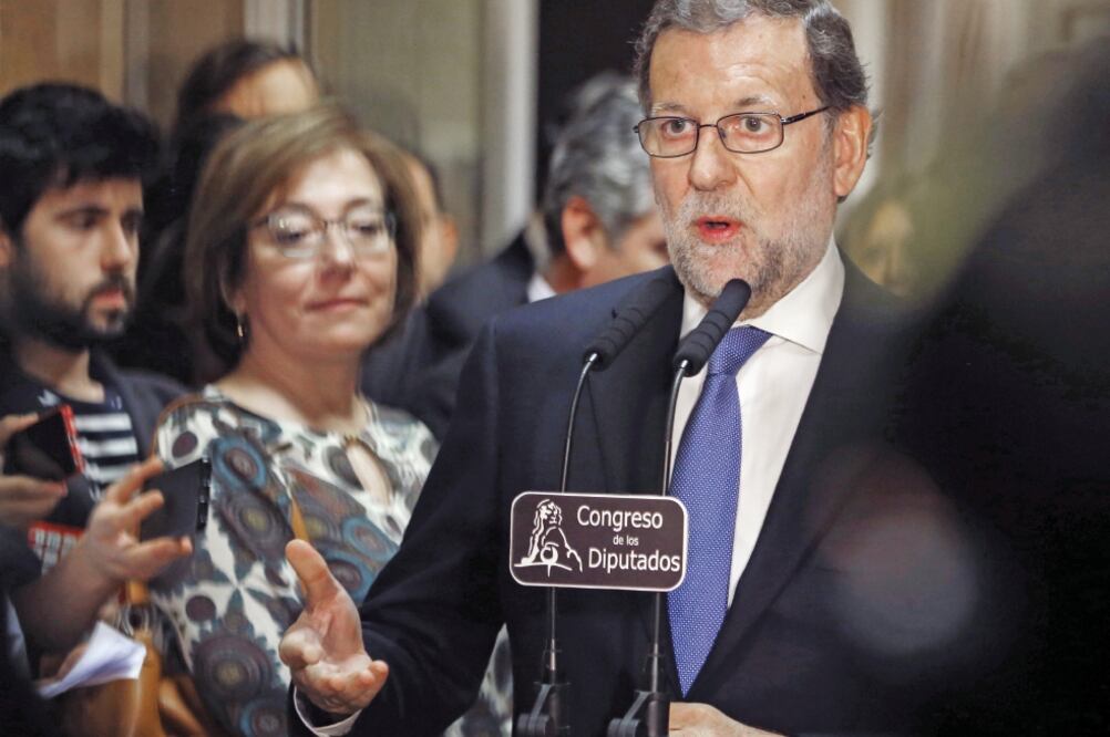 El presidente del gobierno en funciones y líder del Partido Popular, Mariano Rajoy, habla a la prensa tras formalizar su acta como diputado en Madrid (J.J. GUILLÉN. EFE)