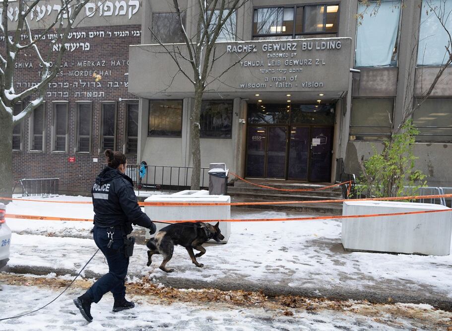Agentes buscan pistas en la escuela Yeshiva Gedolah tras reportes de disparos contra dos colegios judíos, el jueves 9 de noviembre de 2023 en Montreal. Foto: AP