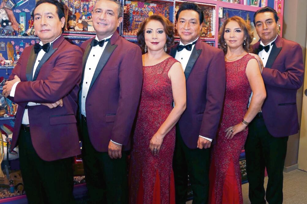 Los de Iztapalapa cantaron sus éxitos con los invitados de la noche (AGUSTÍN SALINAS. EL UNIVERSAL)