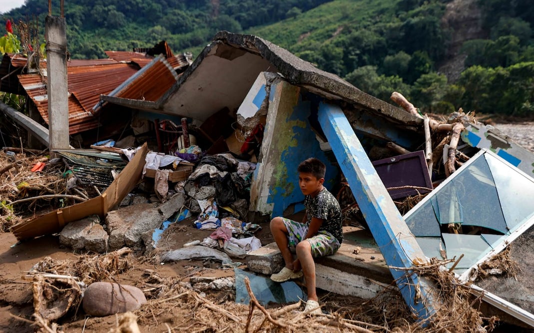 En la localidad de Chahuatlán, Veracruz, más de la mitad de las viviendas resultaron afectadas, tras las intensas lluvias del 10 de octubre que provocaron el desbordamiento del río, el 20 de octubre de 2025. Foto: Diego Simón Sánchez/EL UNIVERSAL