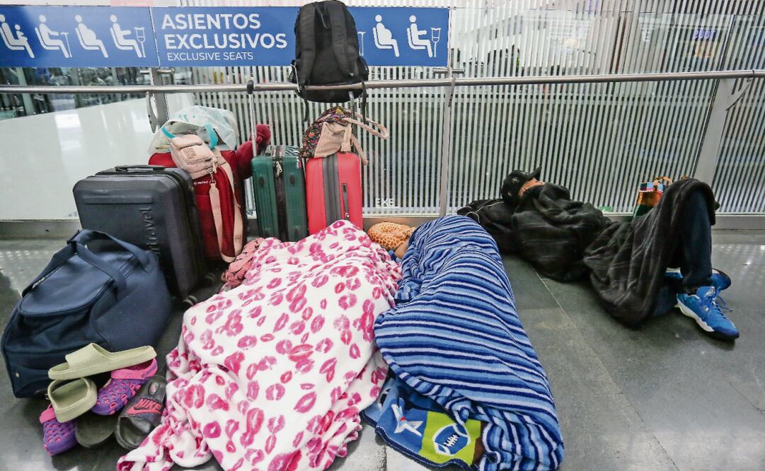 Los pasajeros permanecen en el AICM, tras la cancelación de 227 vuelos entre el domingo y lunes. Foto: Luis Camacho / EL UNIVERSAL
