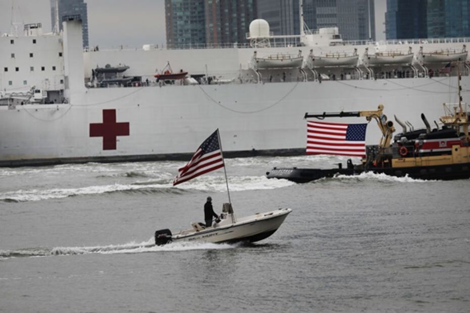 Buque hospital llega a Nueva York para reforzar lucha contra el coronavirus
