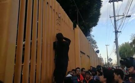 Jóvenes escalan puerta principal de Prepa 9; exigen entregar instalaciones