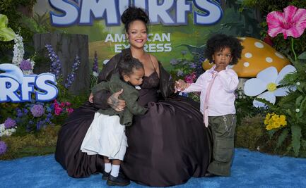 Rihanna posa con "sus tres hijos" en el estreno de "Los Pitufos"