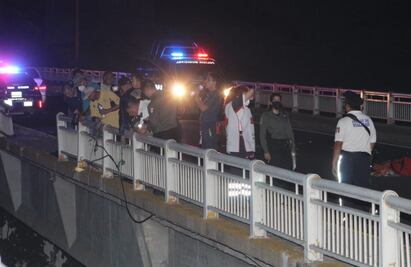 En su auto, caen mamá e hijo desde puente tras ser impactados; niño no sobrevive 