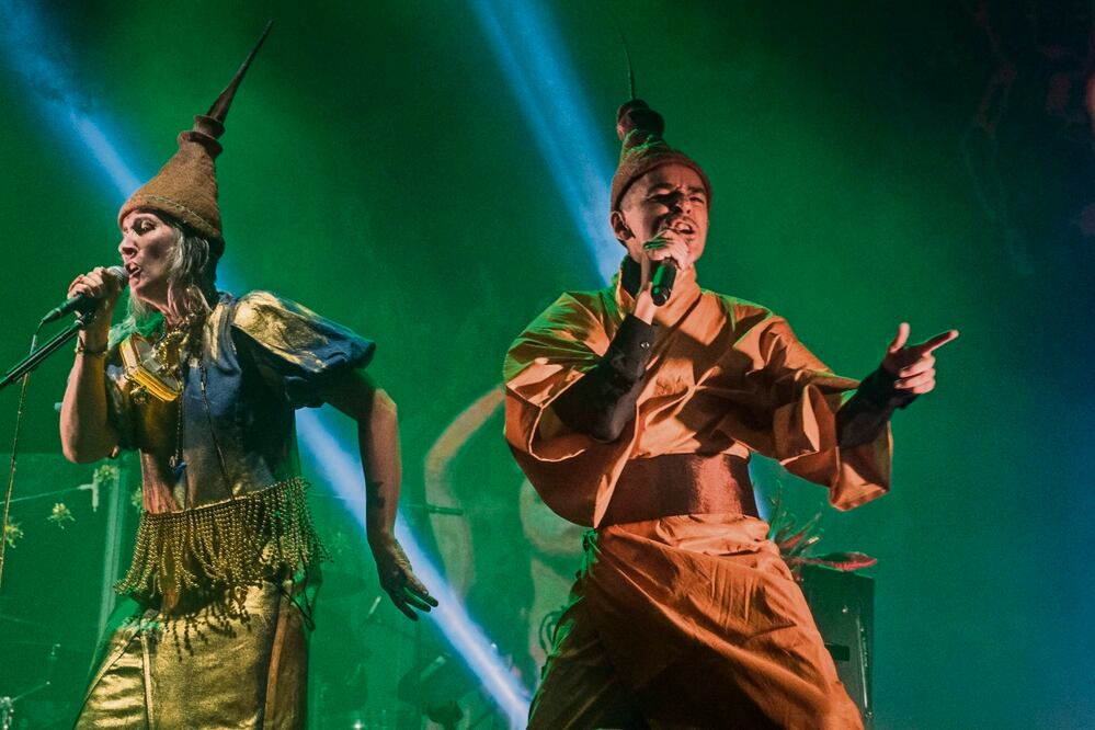 La vocalista Andrea Echeverri con Rubén Albarrán, con quien grabó en vivo su actual sencillo. Foto: Andreswolf